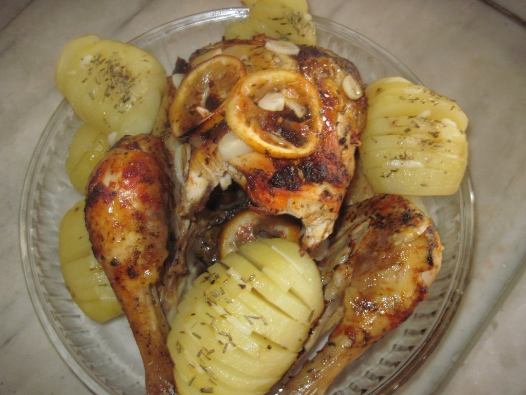 Friptura de pui cu lamaie, si cartofi copti cu usturoi