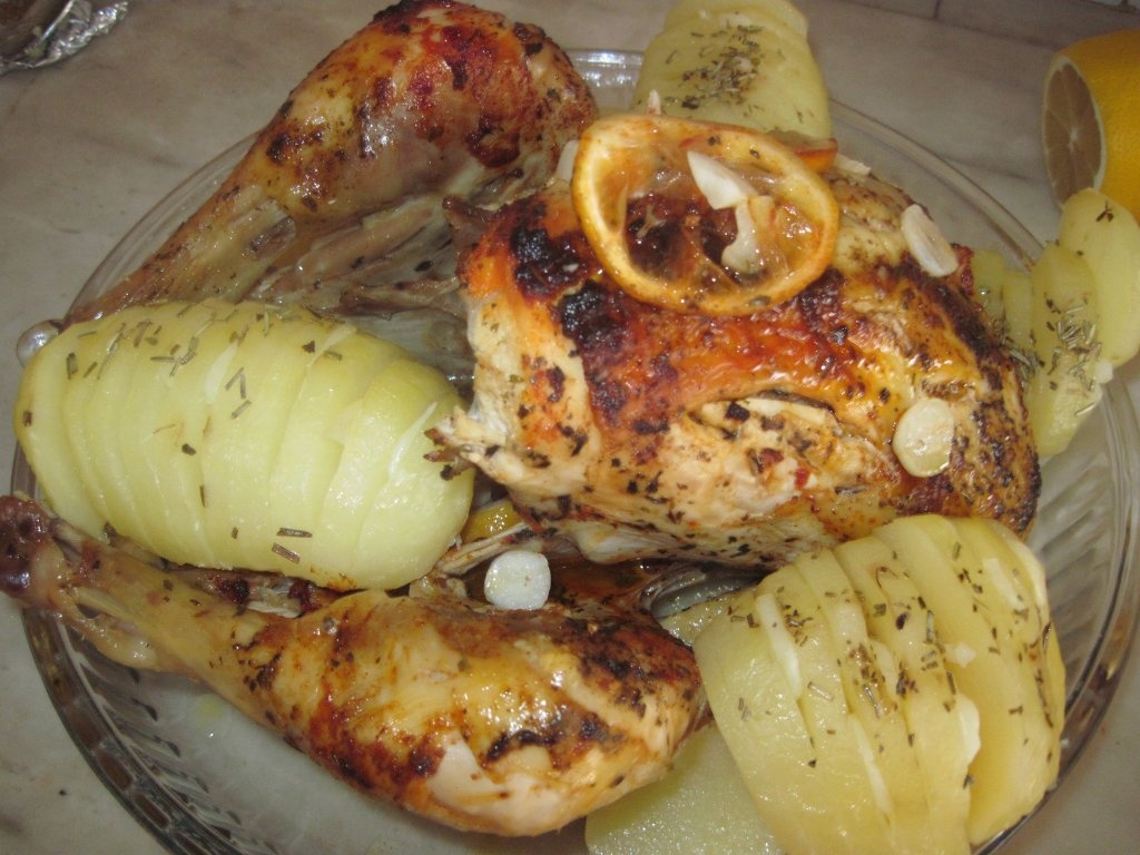 Friptura de pui cu lamaie, si cartofi copti cu usturoi