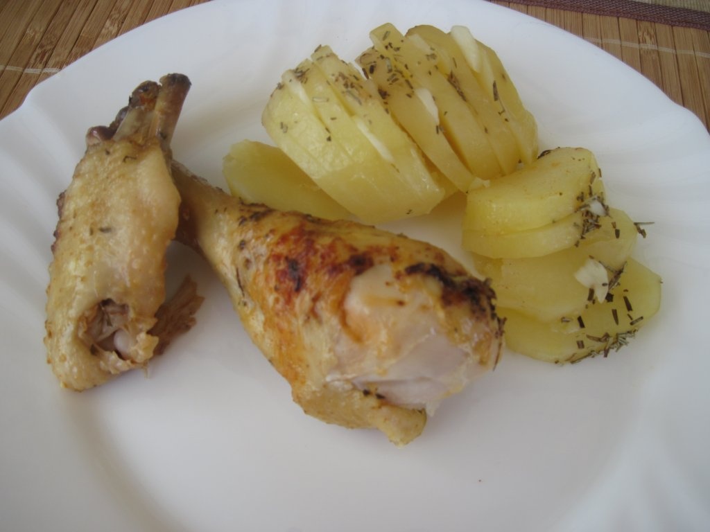 Friptura de pui cu lamaie, si cartofi copti cu usturoi