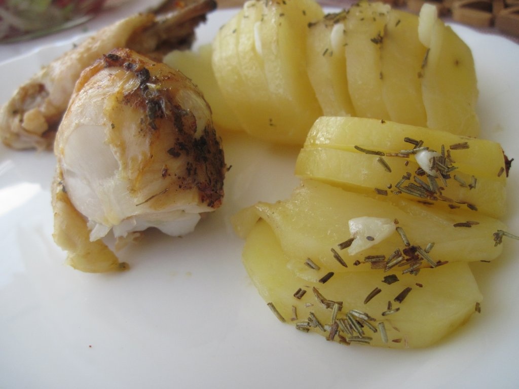 Friptura de pui cu lamaie, si cartofi copti cu usturoi