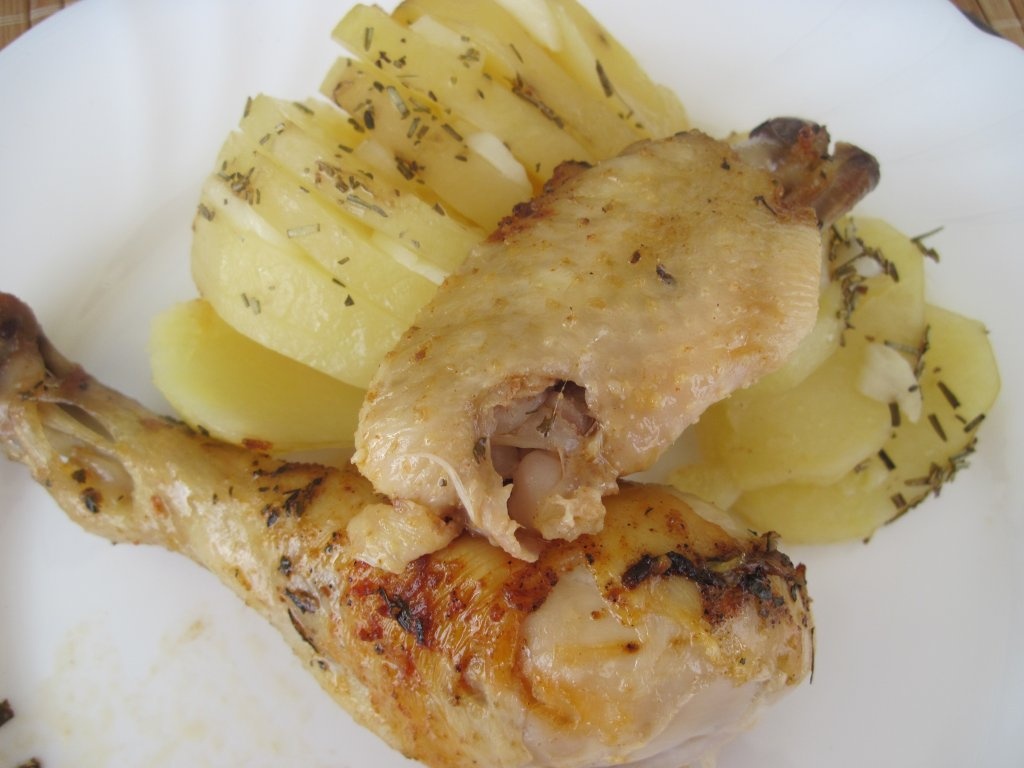 Friptura de pui cu lamaie, si cartofi copti cu usturoi