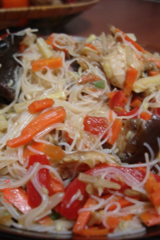 Taitei de orez cu pui si legume