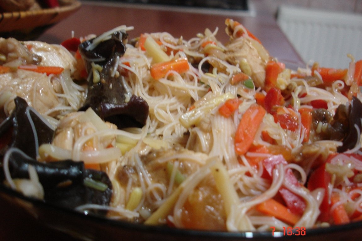 Taitei de orez cu pui si legume