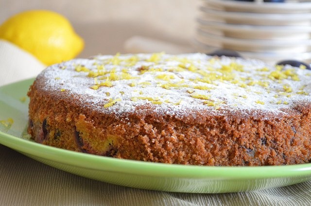 Prajitura cu prune, nuci si aroma de lamaie