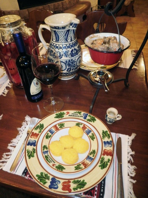 Tocanita saseasca de iepure servita la ceaon cu mamaliguta