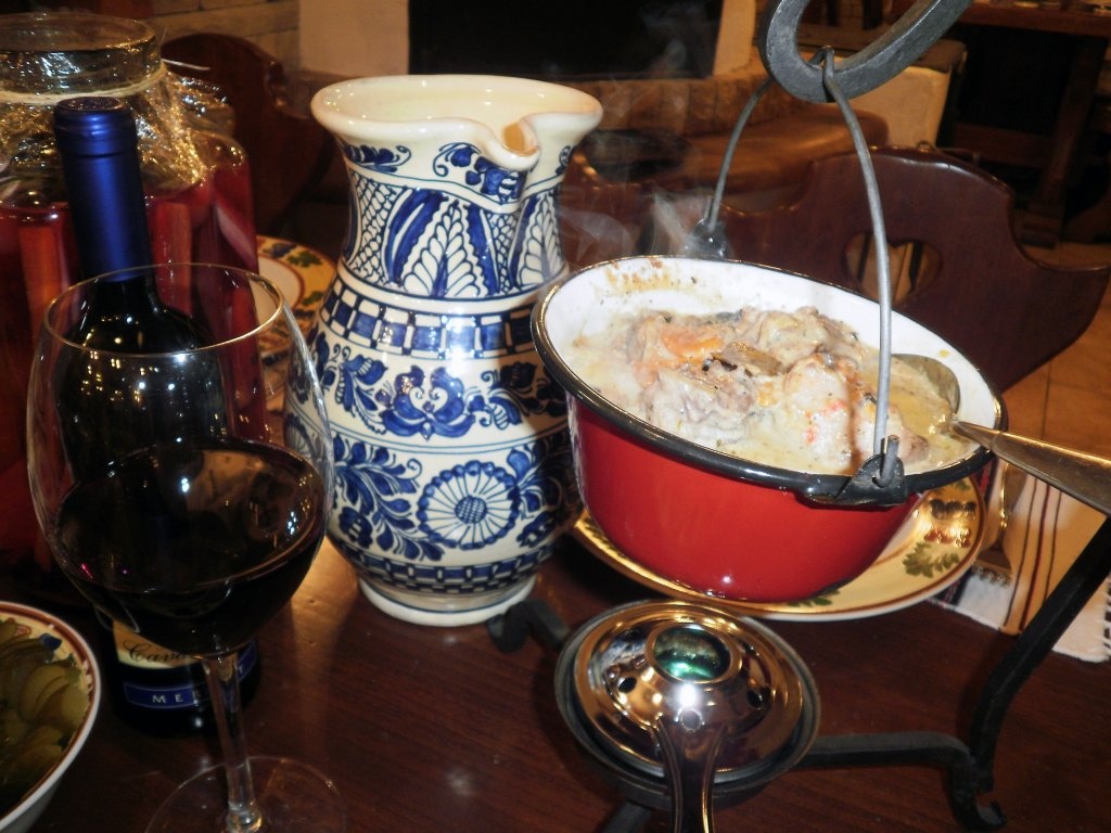 Tocanita saseasca de iepure servita la ceaon cu mamaliguta