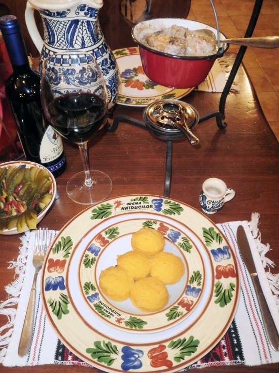 Tocanita saseasca de iepure servita la ceaon cu mamaliguta