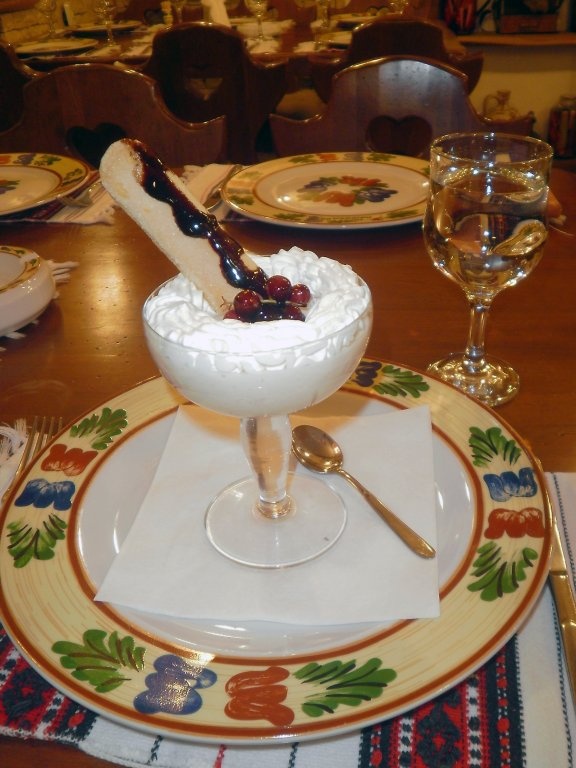 Spuma de branza cu jeleu de mango si capsuni