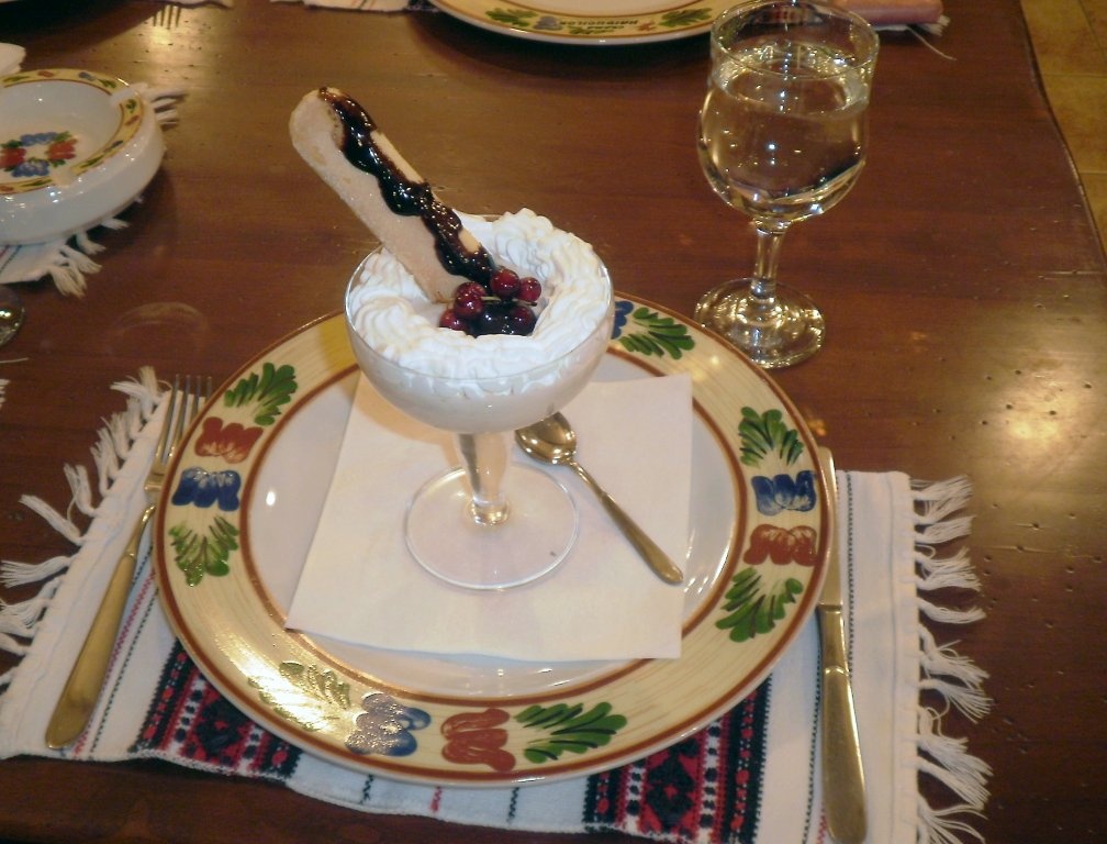 Spuma de branza cu jeleu de mango si capsuni