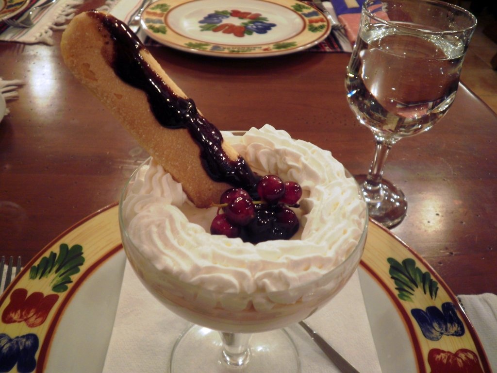 Spuma de branza cu jeleu de mango si capsuni