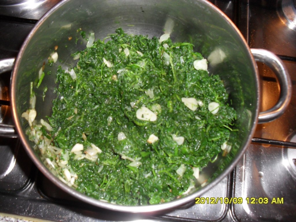 Spanac scazut cu lapte si ochi de ou