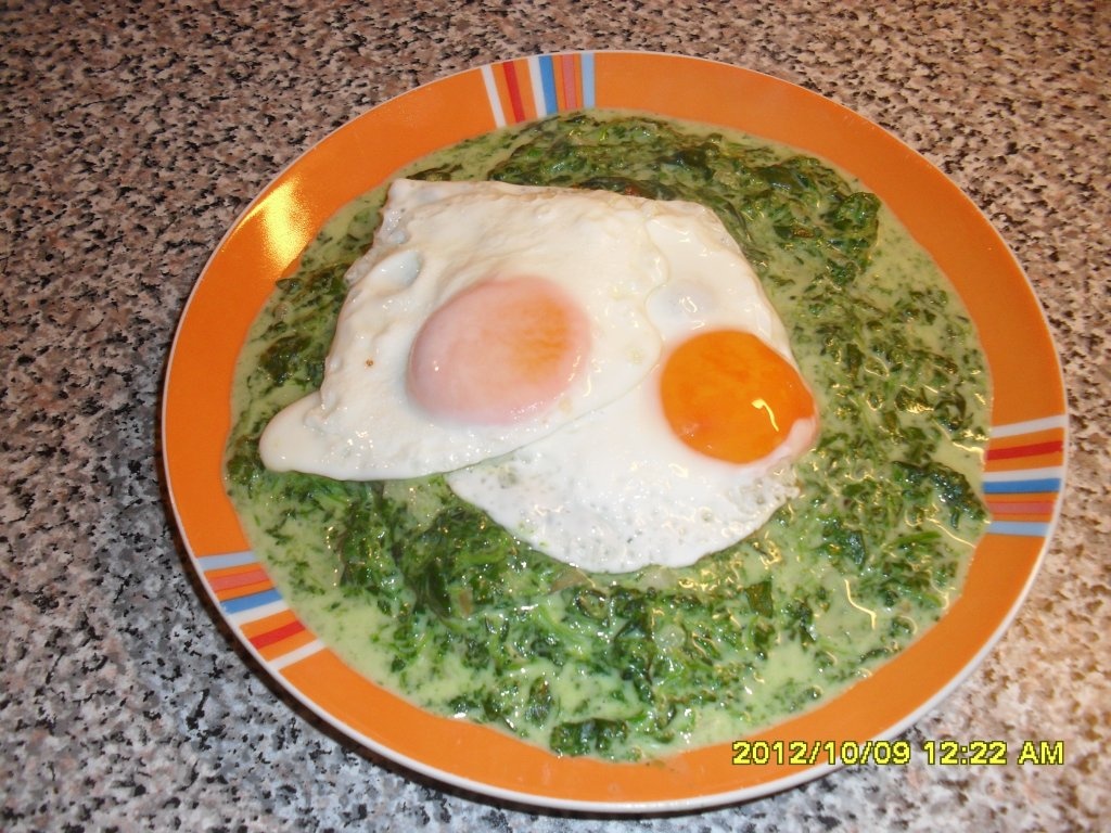 Spanac scazut cu lapte si ochi de ou