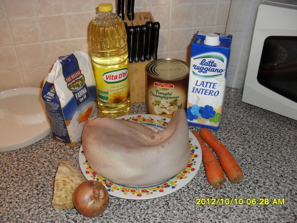 Limba de vita cu sos rosu cu marar si ciuperci