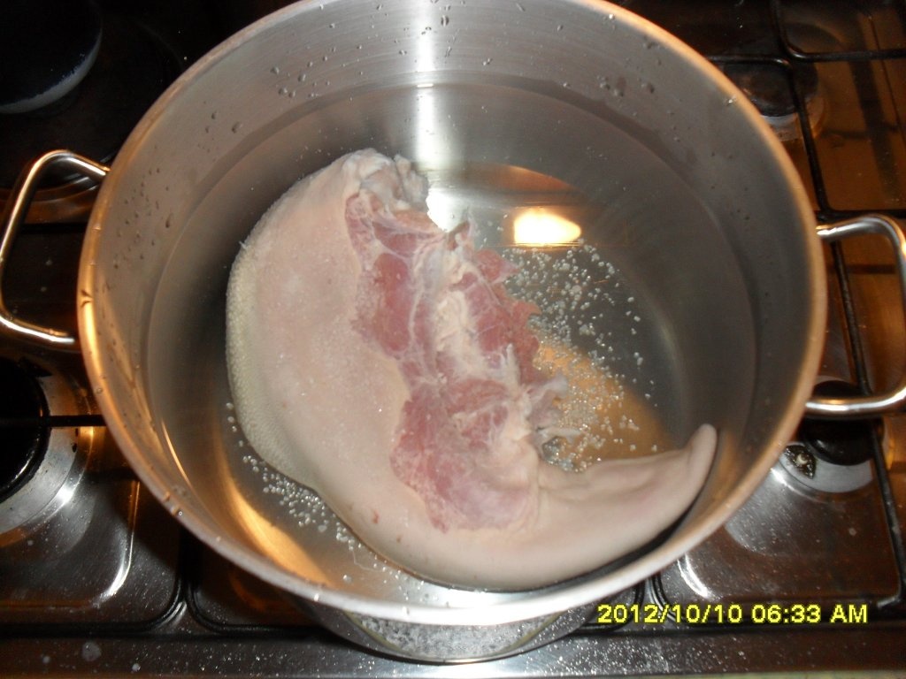 Limba de vita cu sos rosu cu marar si ciuperci