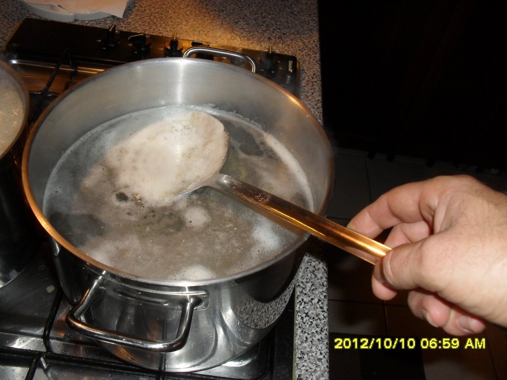 Limba de vita cu sos rosu cu marar si ciuperci