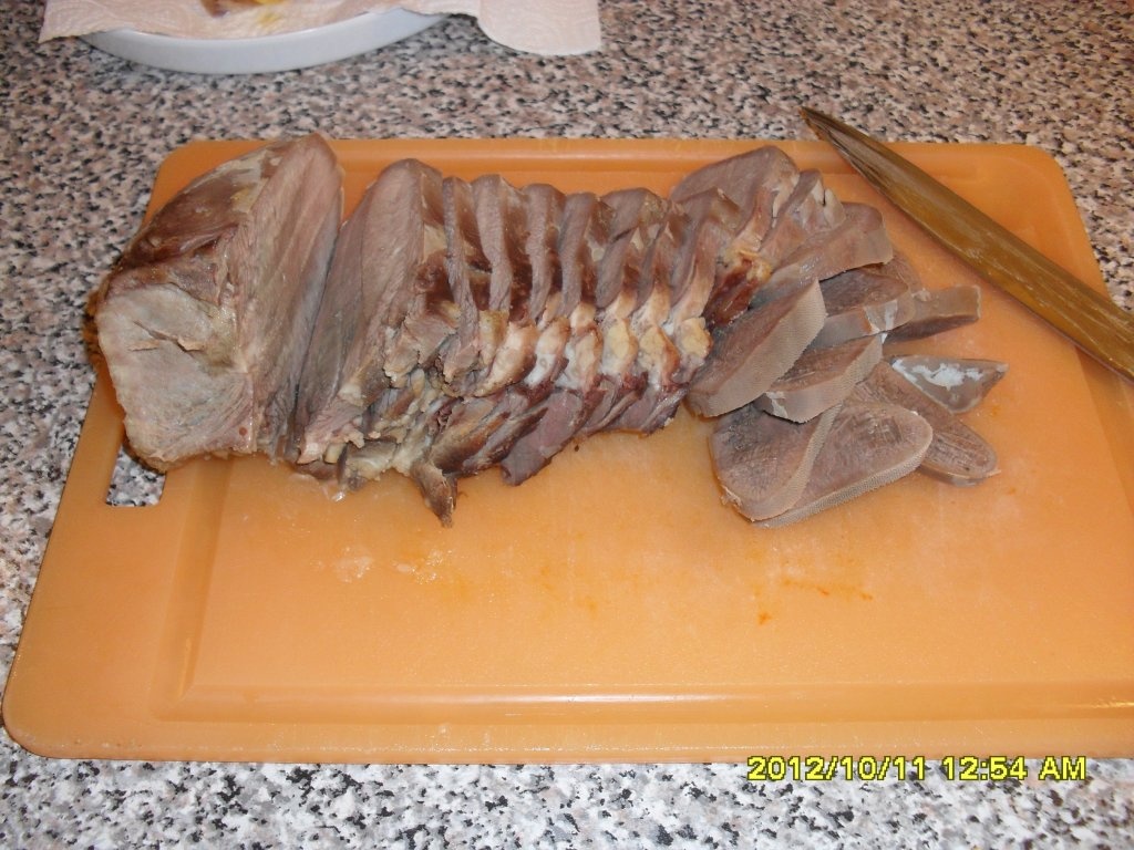 Limba de vita cu sos rosu cu marar si ciuperci