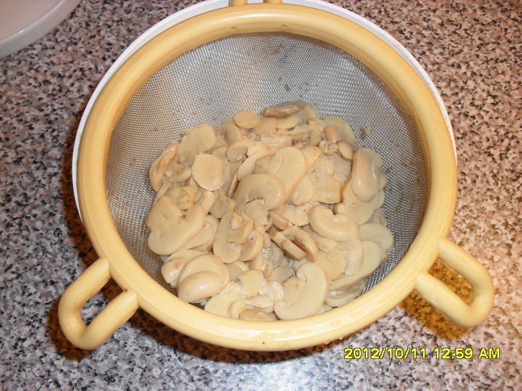 Limba de vita cu sos rosu cu marar si ciuperci