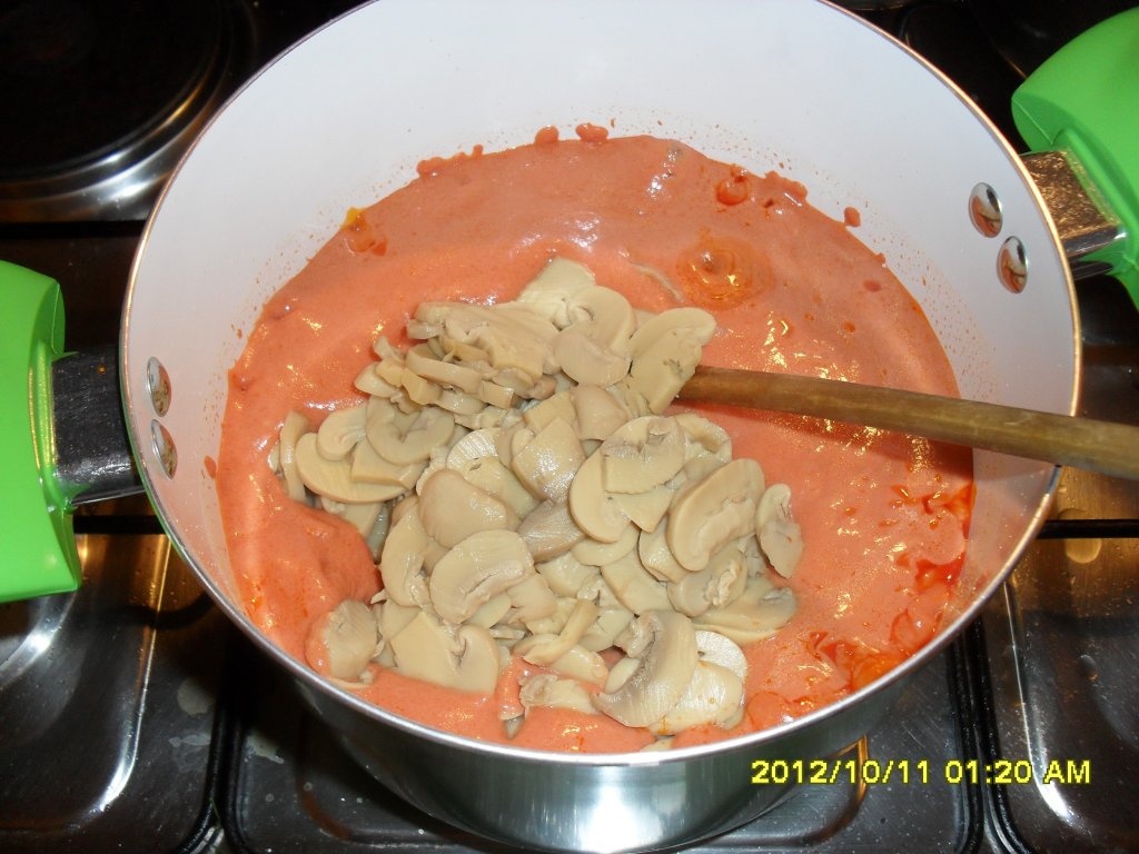 Limba de vita cu sos rosu cu marar si ciuperci