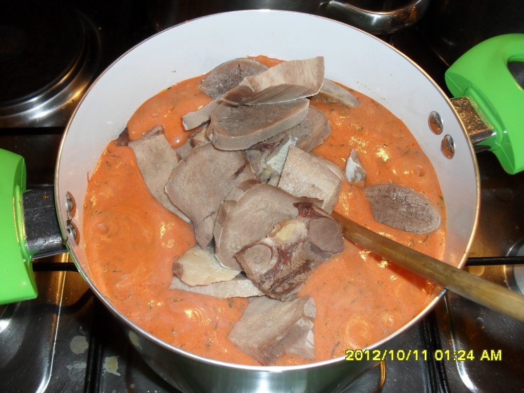 Limba de vita cu sos rosu cu marar si ciuperci