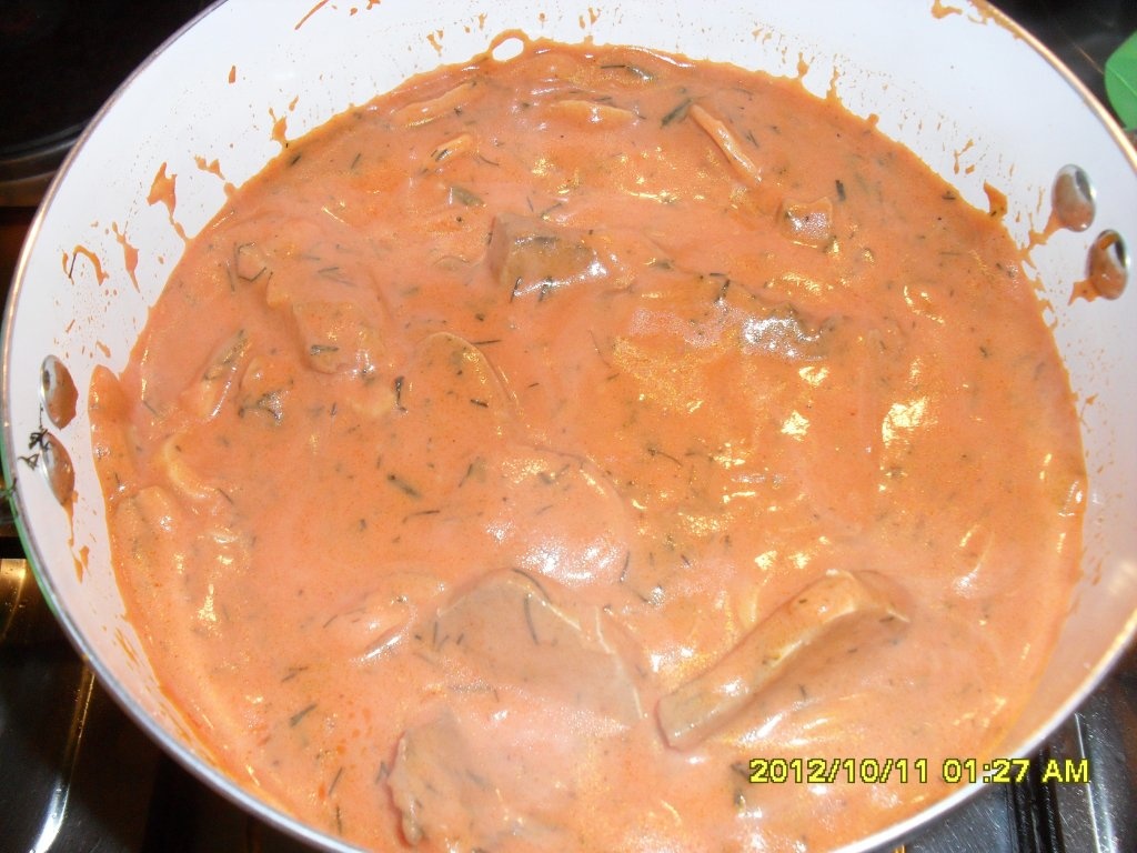 Limba de vita cu sos rosu cu marar si ciuperci