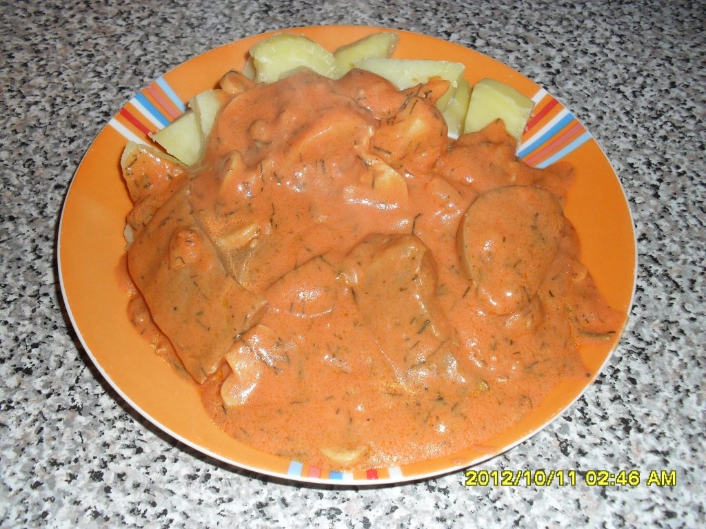 Limba de vita cu sos rosu cu marar si ciuperci