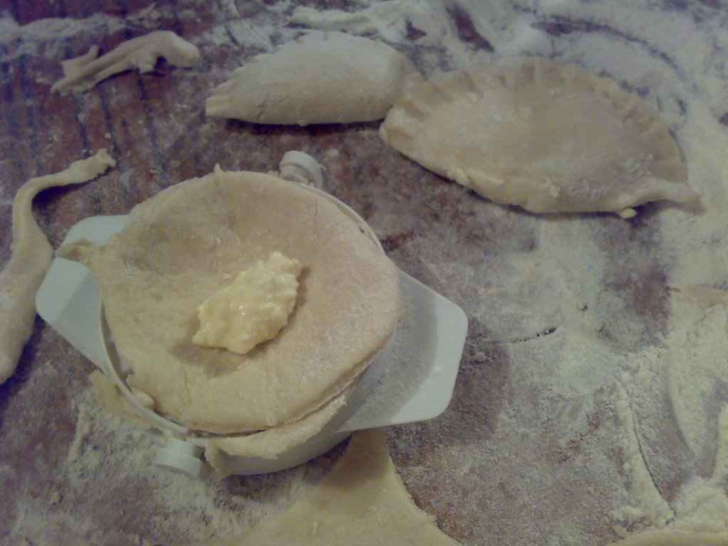 Coltunasi din aluat cu cartofi umpluti cu branza