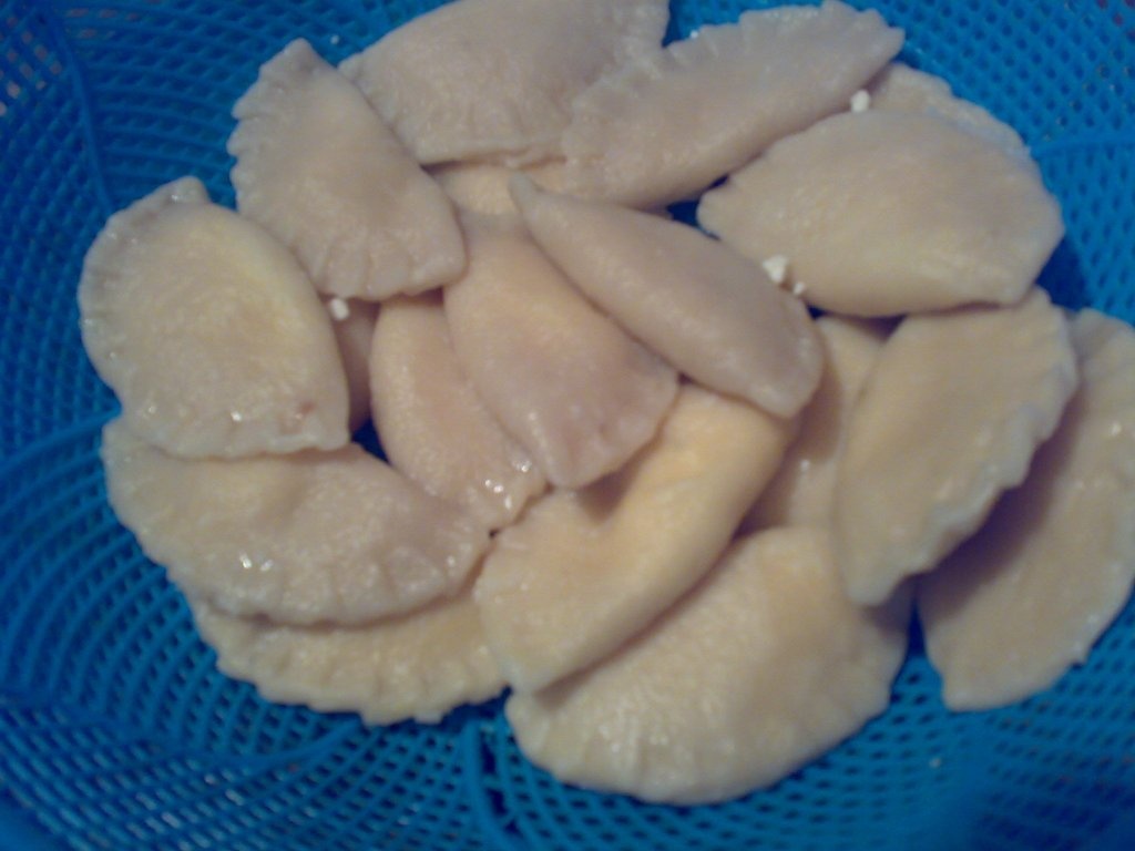 Coltunasi din aluat cu cartofi umpluti cu branza