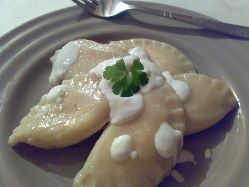 Coltunasi din aluat cu cartofi umpluti cu branza