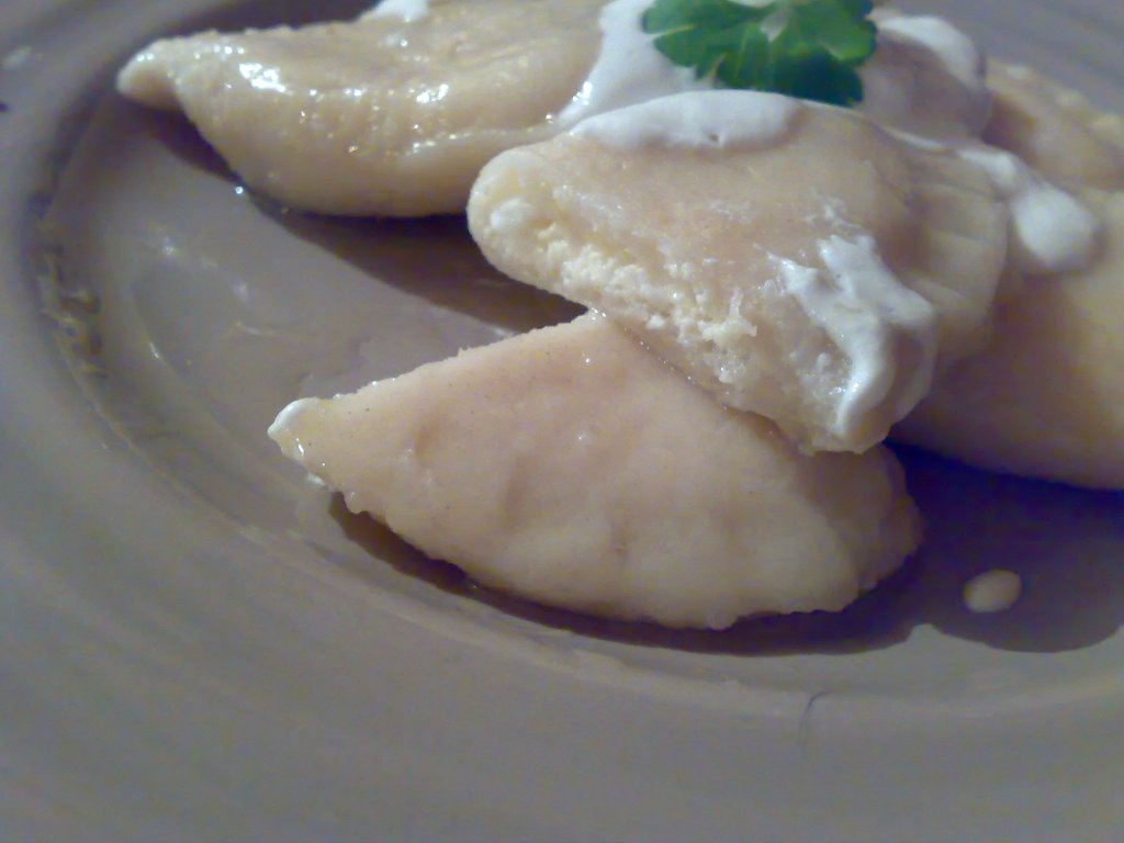 Coltunasi din aluat cu cartofi umpluti cu branza