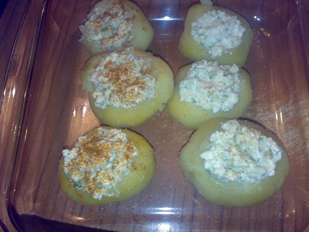 Cartofi la cuptor umpluti cu branza