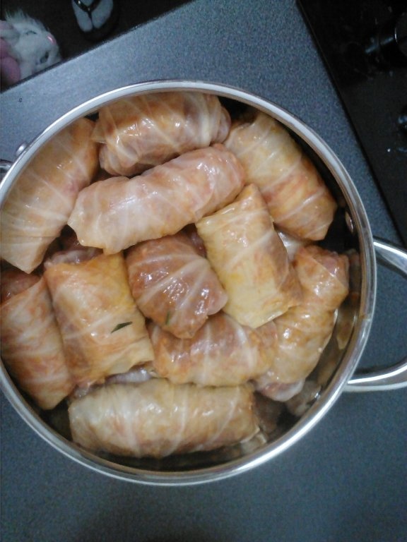 Sarmale in varza murata cu mamaliguta si smintana