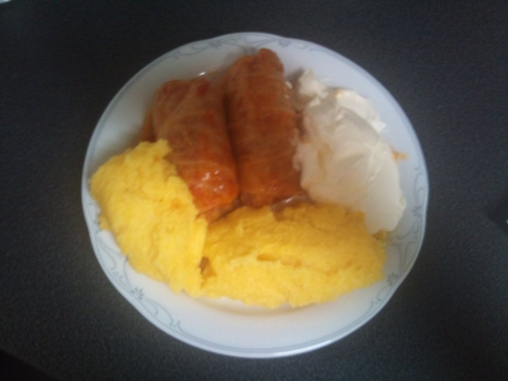 Sarmale in varza murata cu mamaliguta si smintana