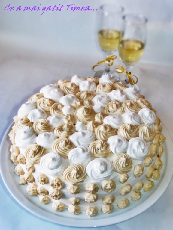 Tort cu frisca si caramel