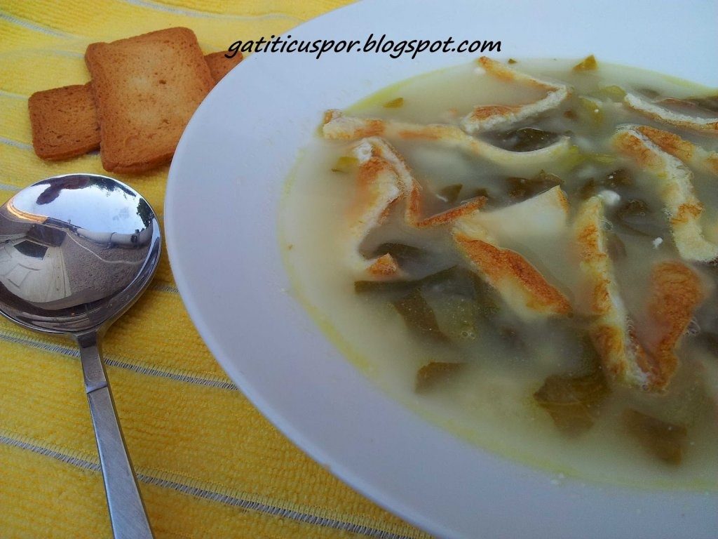 Ciorba de salata verde cu bacon si omleta