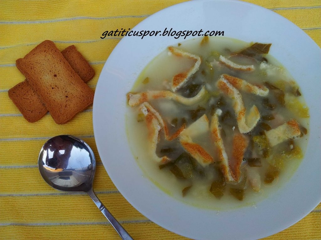 Ciorba de salata verde cu bacon si omleta