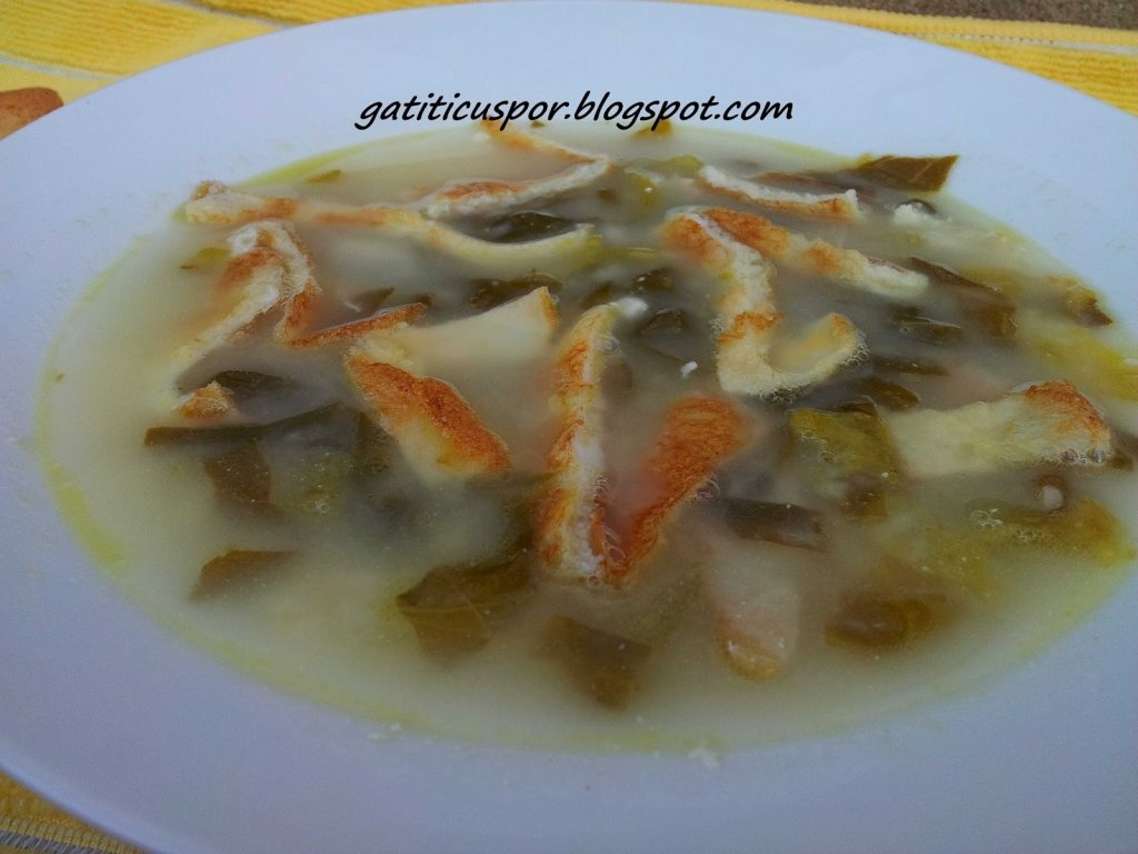 Ciorba de salata verde cu bacon si omleta