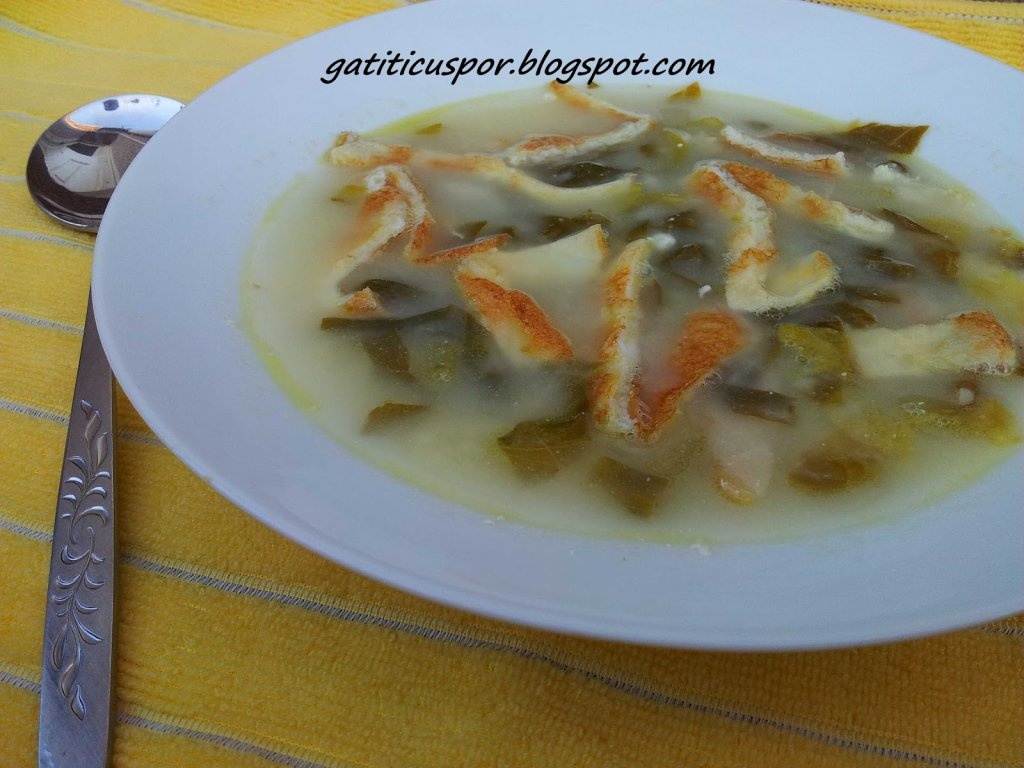 Ciorba de salata verde cu bacon si omleta