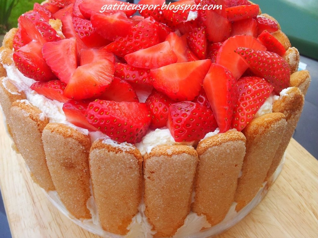 Tort cu piscoturi iaurt si capsune