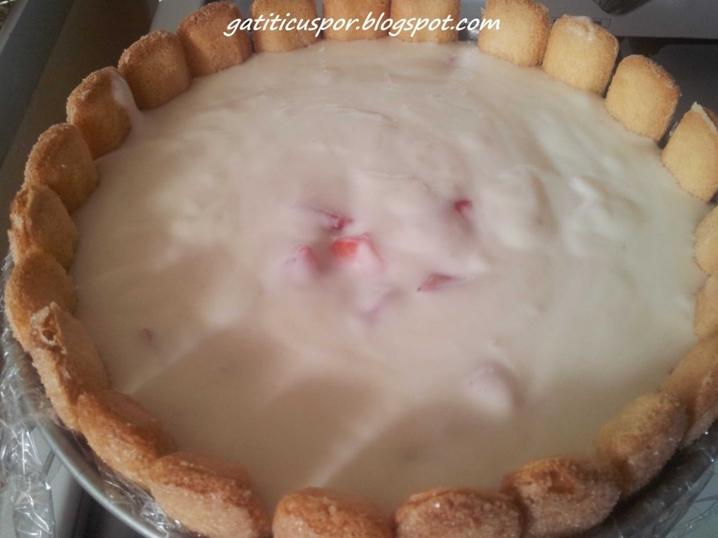 Tort cu piscoturi iaurt si capsune