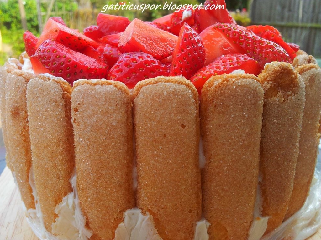 Tort cu piscoturi iaurt si capsune