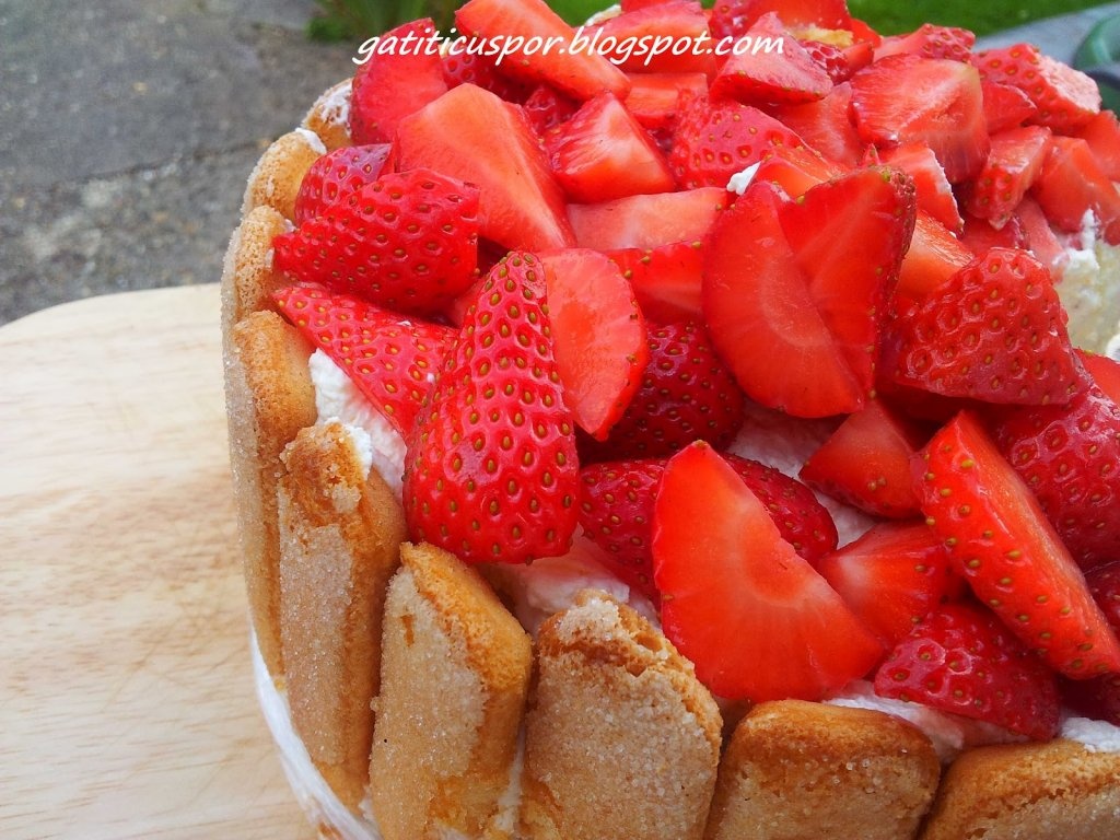 Tort cu piscoturi iaurt si capsune