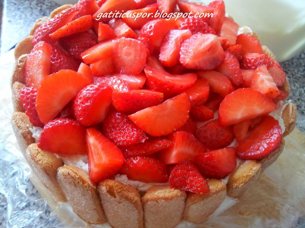 Tort cu piscoturi iaurt si capsune