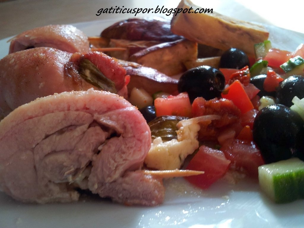 Rulouri de pui cu branza de capra si wedges din cartoi dulci