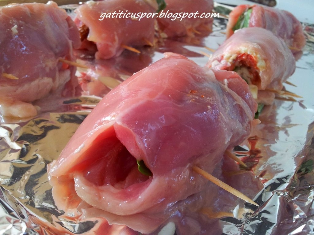 Rulouri de pui cu branza de capra si wedges din cartoi dulci