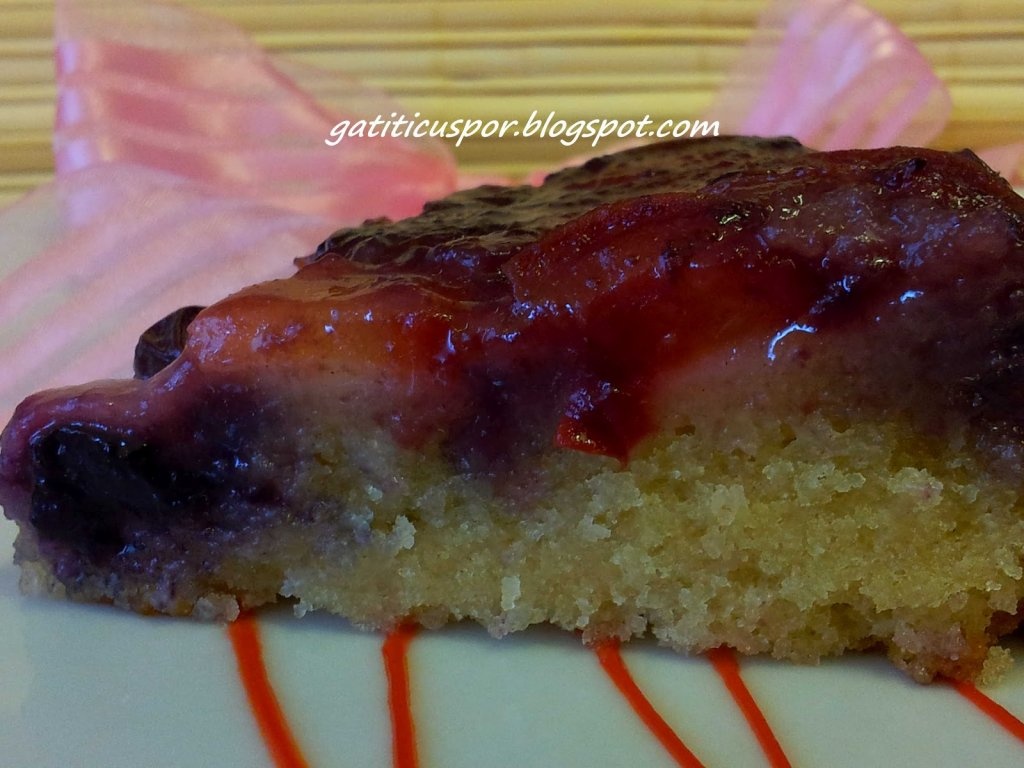 Prajitura rasturnata cu prune si afine