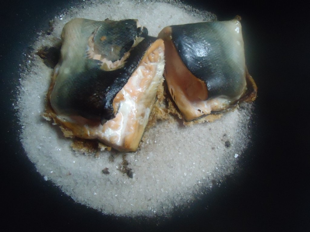 Somon la tigaie cu sos de susan