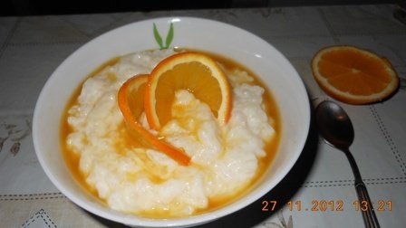 Orez cu lapte cu topping de portocale