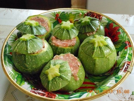 Dovlecei rotunzi umpluti cu carne