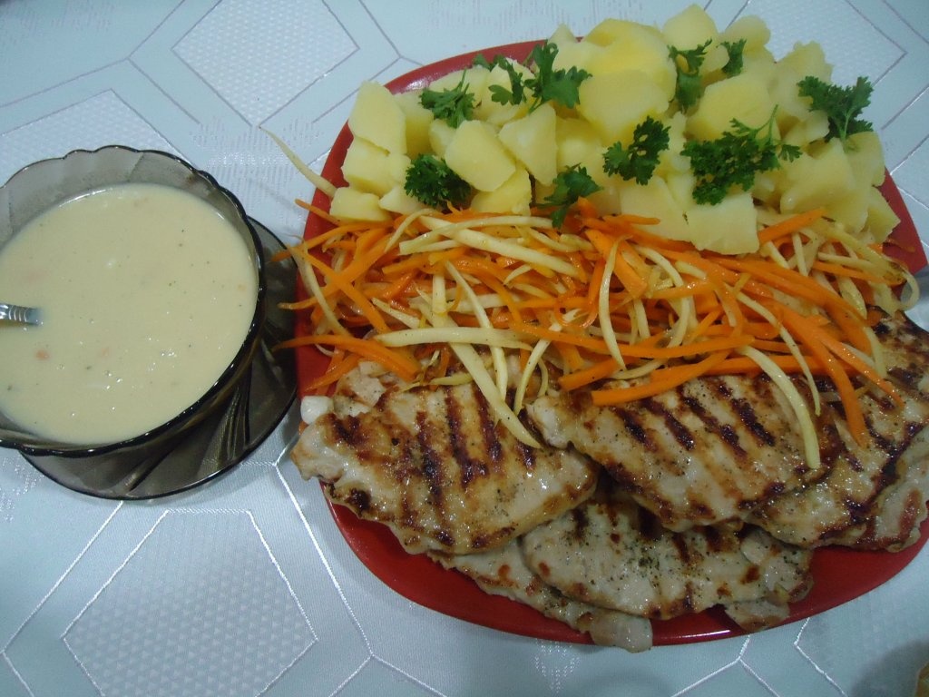 Cotlet de porc cu garnitura si sos