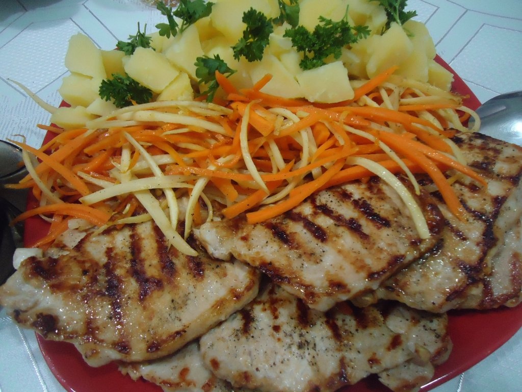 Cotlet de porc cu garnitura si sos